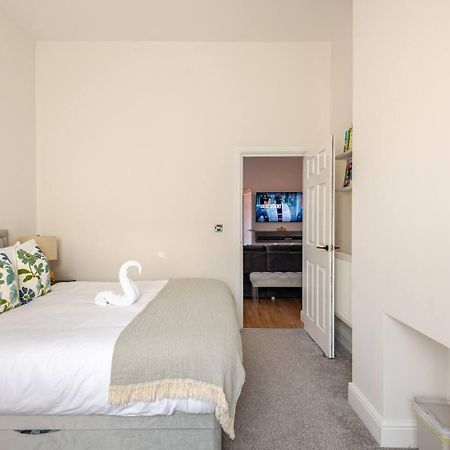 Stylish Flat In Central Location With Free Parking Суиндън Екстериор снимка