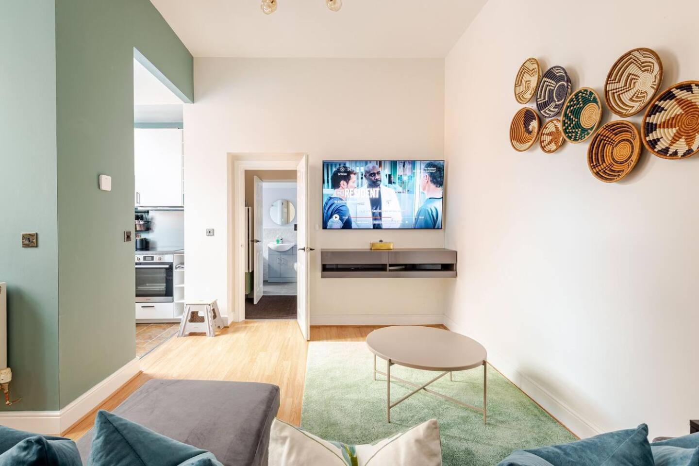 Stylish Flat In Central Location With Free Parking Суиндън Екстериор снимка