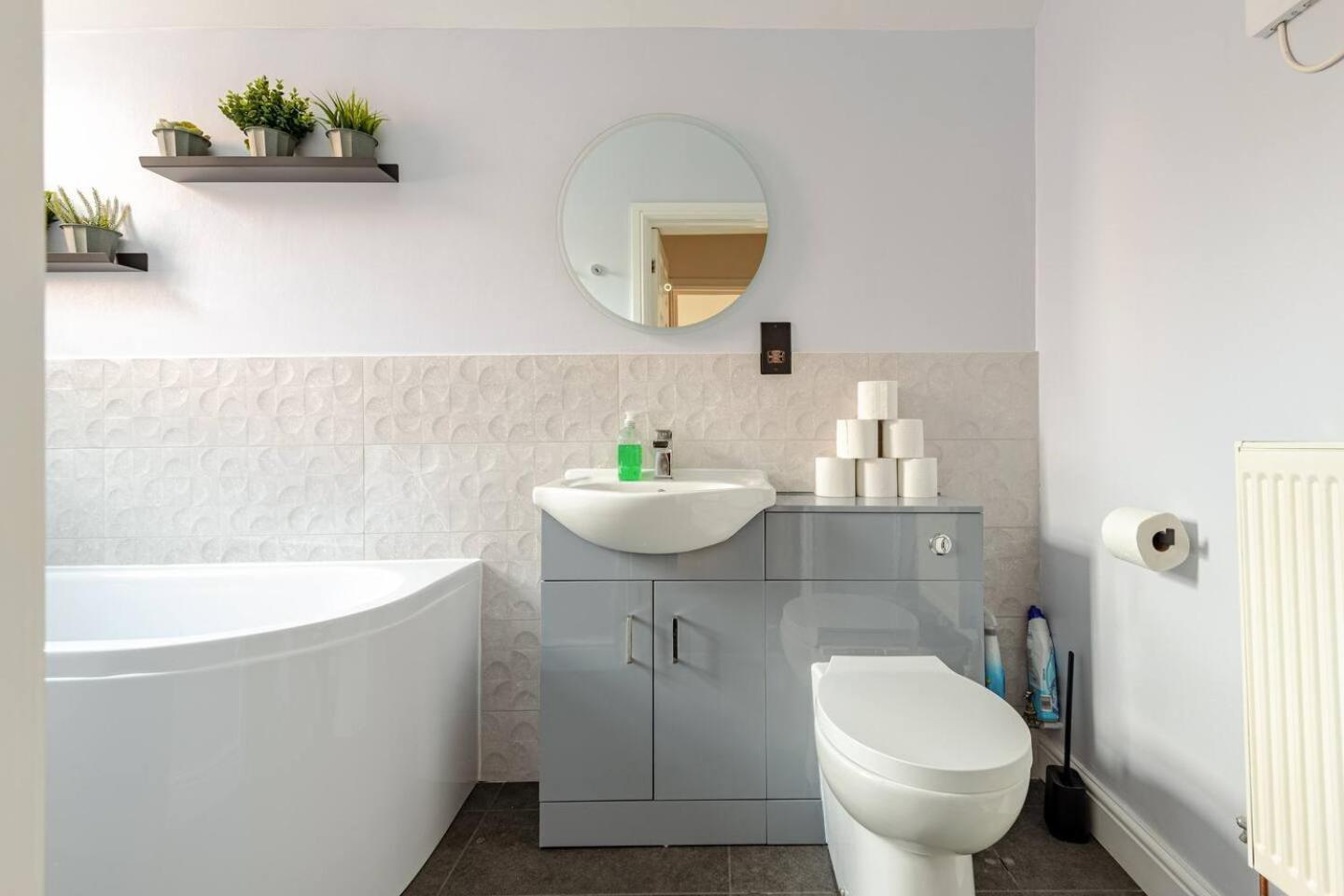 Stylish Flat In Central Location With Free Parking Суиндън Екстериор снимка