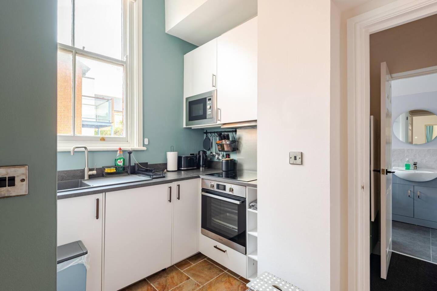 Stylish Flat In Central Location With Free Parking Суиндън Екстериор снимка