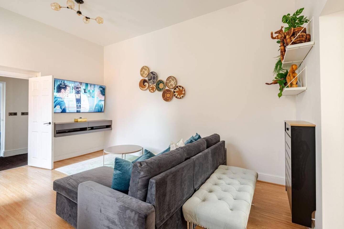 Stylish Flat In Central Location With Free Parking Суиндън Екстериор снимка