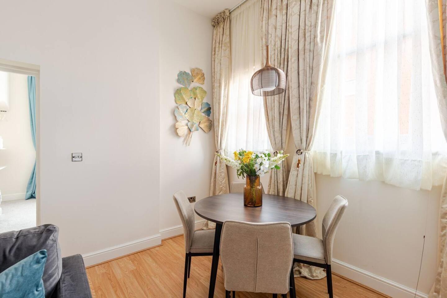 Stylish Flat In Central Location With Free Parking Суиндън Екстериор снимка