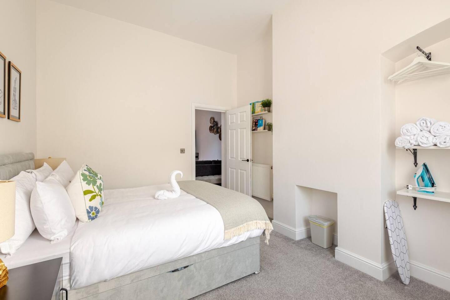 Stylish Flat In Central Location With Free Parking Суиндън Екстериор снимка