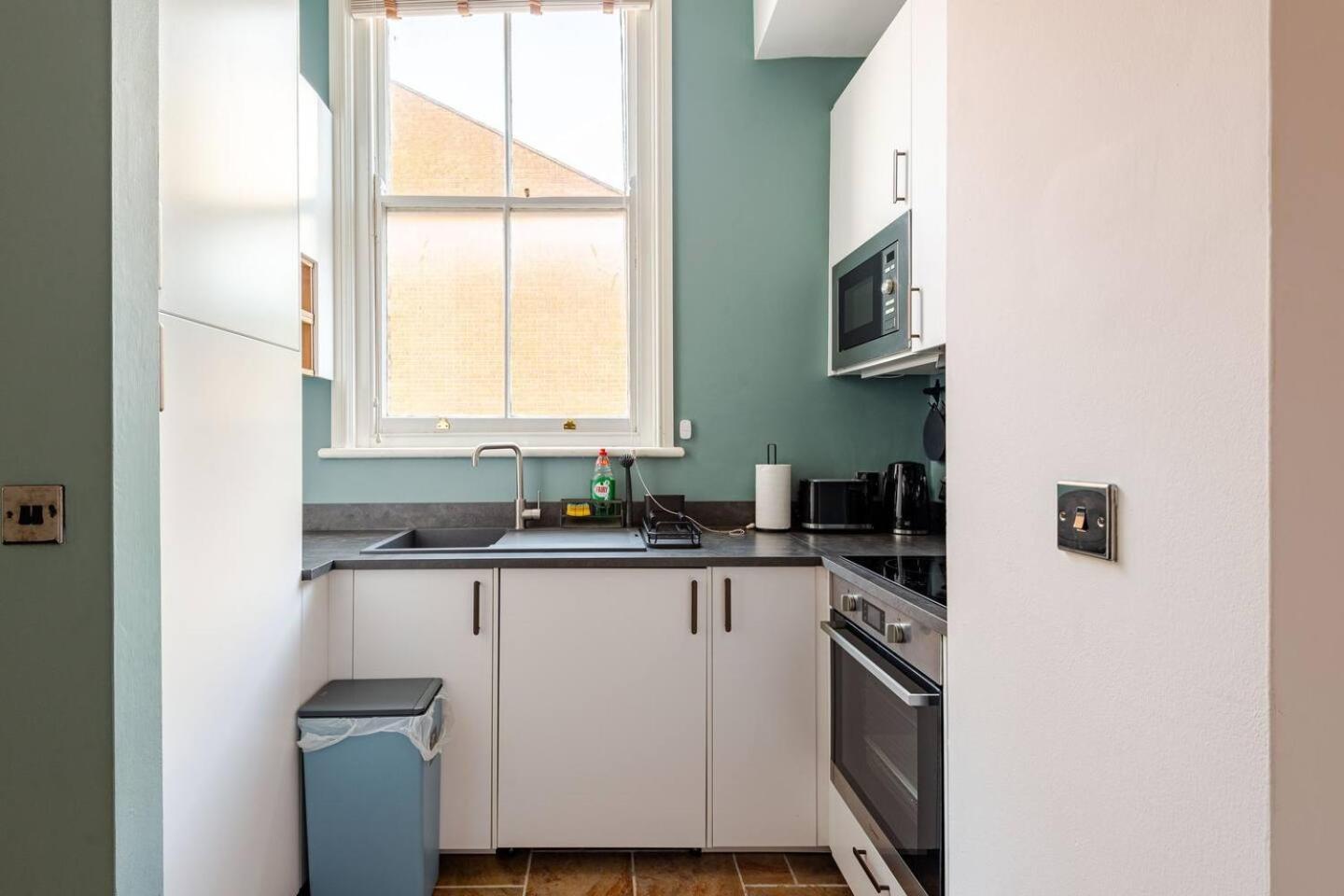 Stylish Flat In Central Location With Free Parking Суиндън Екстериор снимка