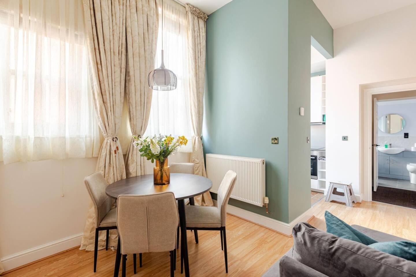 Stylish Flat In Central Location With Free Parking Суиндън Екстериор снимка